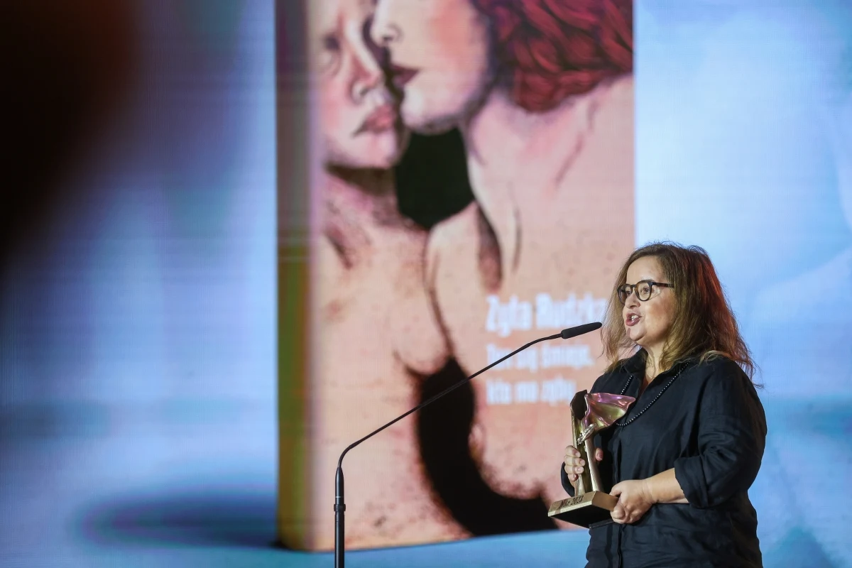 Tegoroczną zwyciężczynią Nagrody Literackiej Nike za powieść "Ten się śmieje, kto ma zęby" została Zyta Rudzka. Nagroda Nike Czytelników trafiła do Grzegorza Piątka za książkę "Gdynia obiecana. Miasto, modernizm, modernizacja 1920-1939".