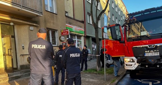 Jest tymczasowy areszt dla mężczyzny, który po przerobieniu instalacji gazowej doprowadził do wybuchu w kamienicy w Gdyni. Na drugim piętrze budynku przy ul. Warszawskiej w czwartek rano, wybuchł pożar. Konieczna była ewakuacja 9 osób. Jedna osoba trafiła do szpitala.


