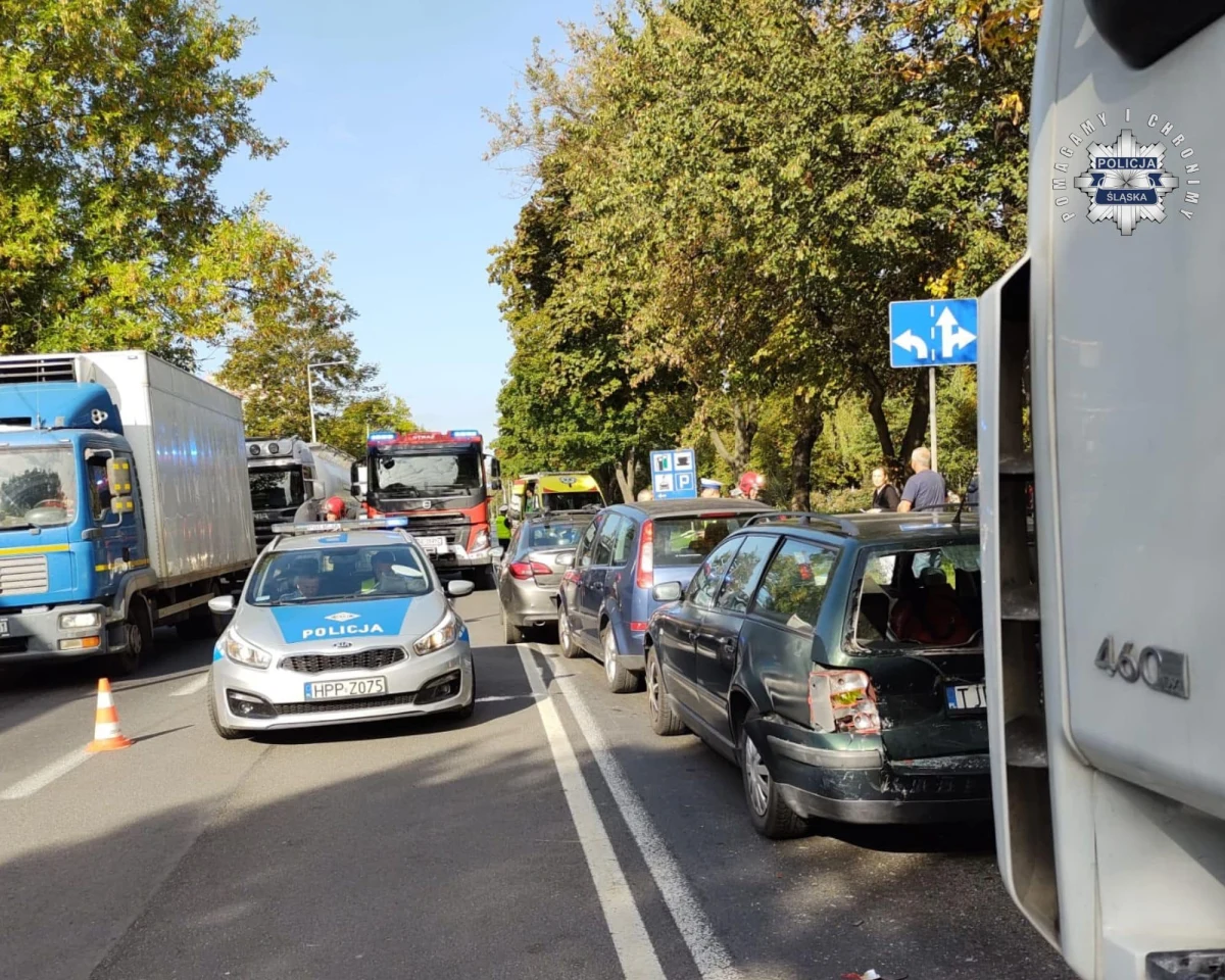Poważne utrudnienia w ruchu na drodze krajowej nr 78 w Zawierciu w Śląskiem. W centrum miasta zderzyło się sześć samochodów. Na razie nie ma informacji o rannych osobach.