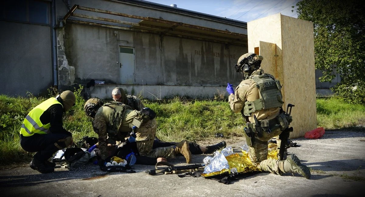 16 zespołów kontrterrorystów z całego kraju wzięło udział w zorganizowanych w Trójmieście warsztatach i zawodach ratownictwa taktycznego "Paramedyk 2023". Pierwsze miejsce w rywalizacji zajęła drużyna Krajowej Administracji Skarbowej z Podlaskiego Urzędu Celno-Skarbowego, drugie policyjni kontrterroryści z Białegostoku, a trzecie funkcjonariusze z Radomia.