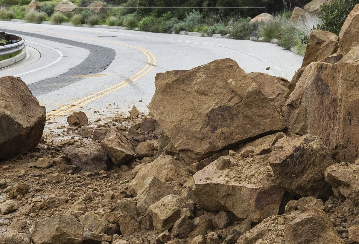 Cztery osoby zostały ranne w wyniku osunięcia się skał w parku turystycznym na południowokoreańskiej wyspie Ulleung. Według agencji Yonhap w poniedziałek rano runęło tam prawie 400 ton głazów.