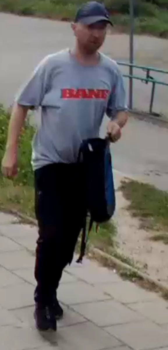 Poznańscy policjanci opublikowali w poniedziałek wizerunek poszukiwanego mężczyzny, który w Parku Tadeusza Kasserna miał dopuścić się tzw. innej czynności seksualnej wobec małoletniej dziewczynki.

