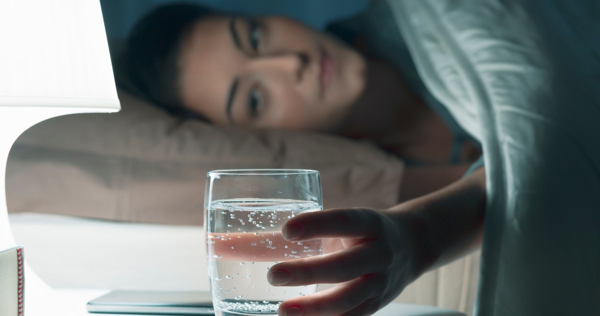 Picie Wody Przed Snem Kiedy Powinno Się Wypić Ostatnią Szklankę Wody Przed Pójściem Spać 4986