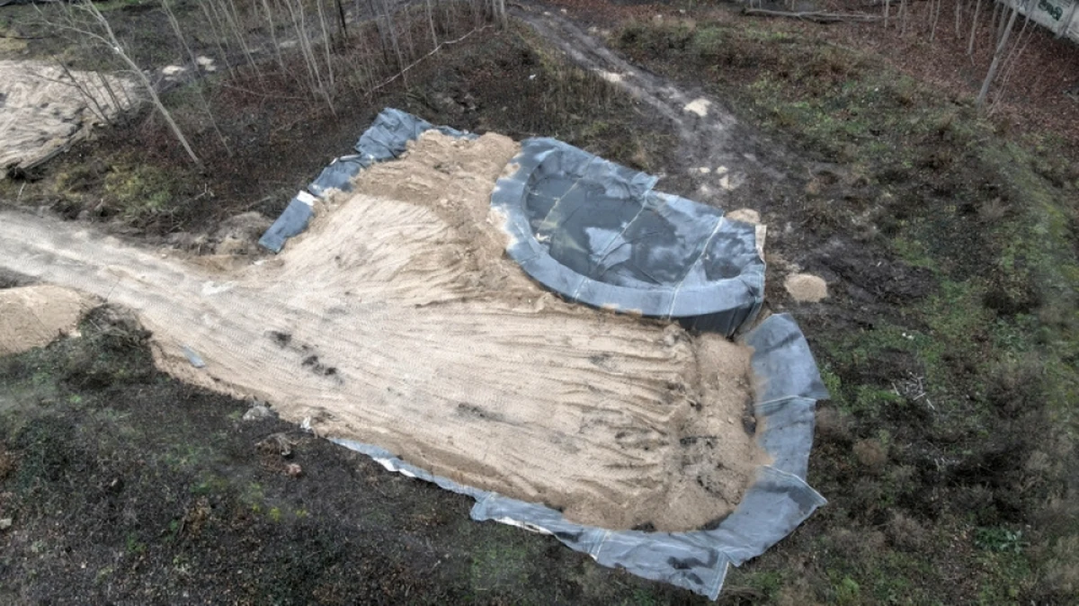 W połowie przyszłego roku możliwe będzie zakończenie remediacji terenów Szańca Zachodniego w Gdańsku. By ją dokończyć, konieczny jest nowy przetarg i kilka milionów złotych więcej. Na razie nie wiadomo, jak dużo substancji ropopochodnych może znajdować się jeszcze w gruncie i kiedy wznowione zostaną zawieszone w sierpniu prace.