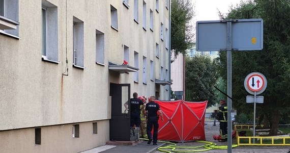 ​Nieprzytomną 65-latkę ewakuowali z płonącego mieszkania policjanci z Gniezna. Na zewnątrz udzielono poszkodowanej pierwszej pomocy. Gnieźnianka odzyskała przytomność, ma ciężkie oparzenia ciała, przebywa w szpitalu w Poznaniu.