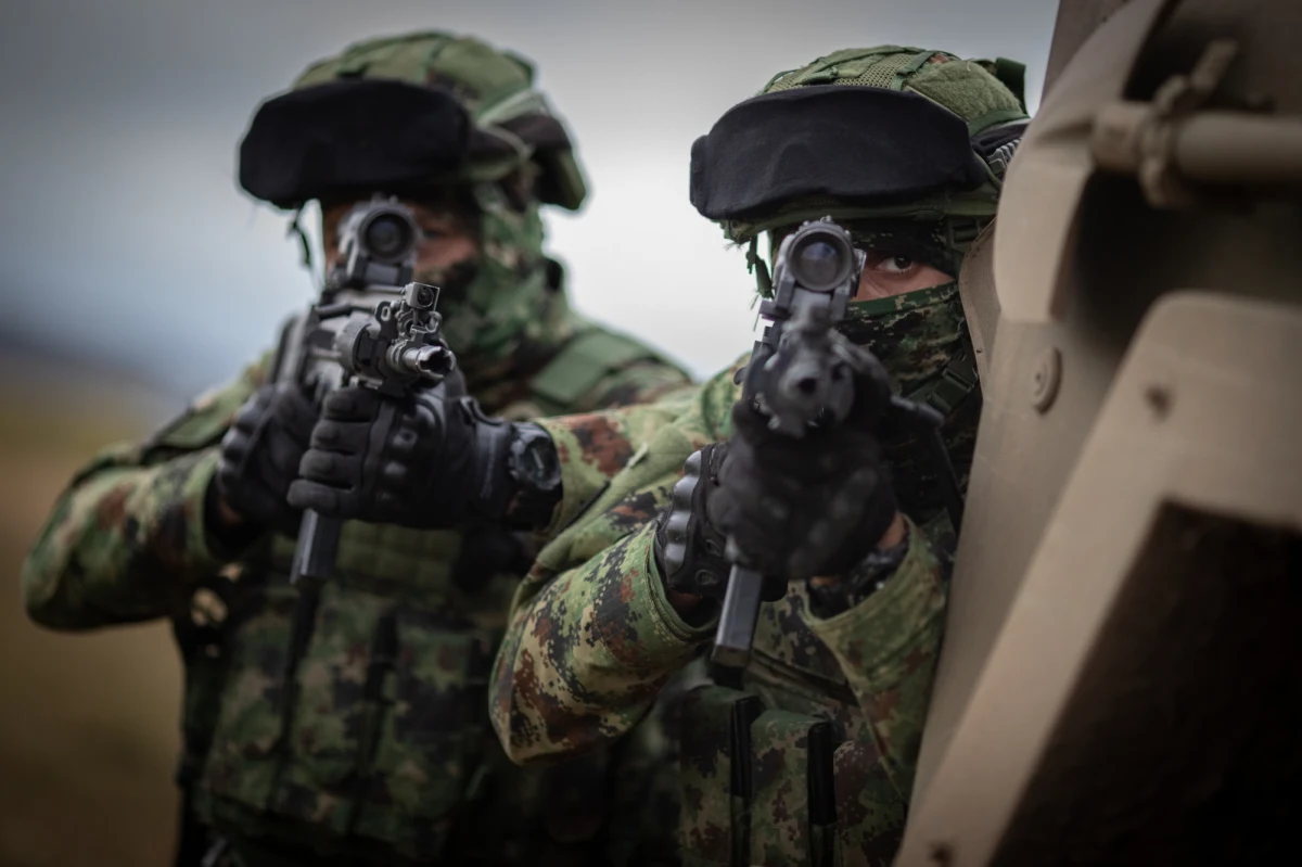 „Rozlokowanie wojsk Serbii przy granicy z Kosowem przypomina zachowanie Rosji poprzedzające jej inwazję na Ukrainę” - ostrzegła w poniedziałek minister spraw zagranicznych Kosowa Donika Gervalla-Schwarz. Od ostatnich dni września w północnym Kosowie narasta napięcie.