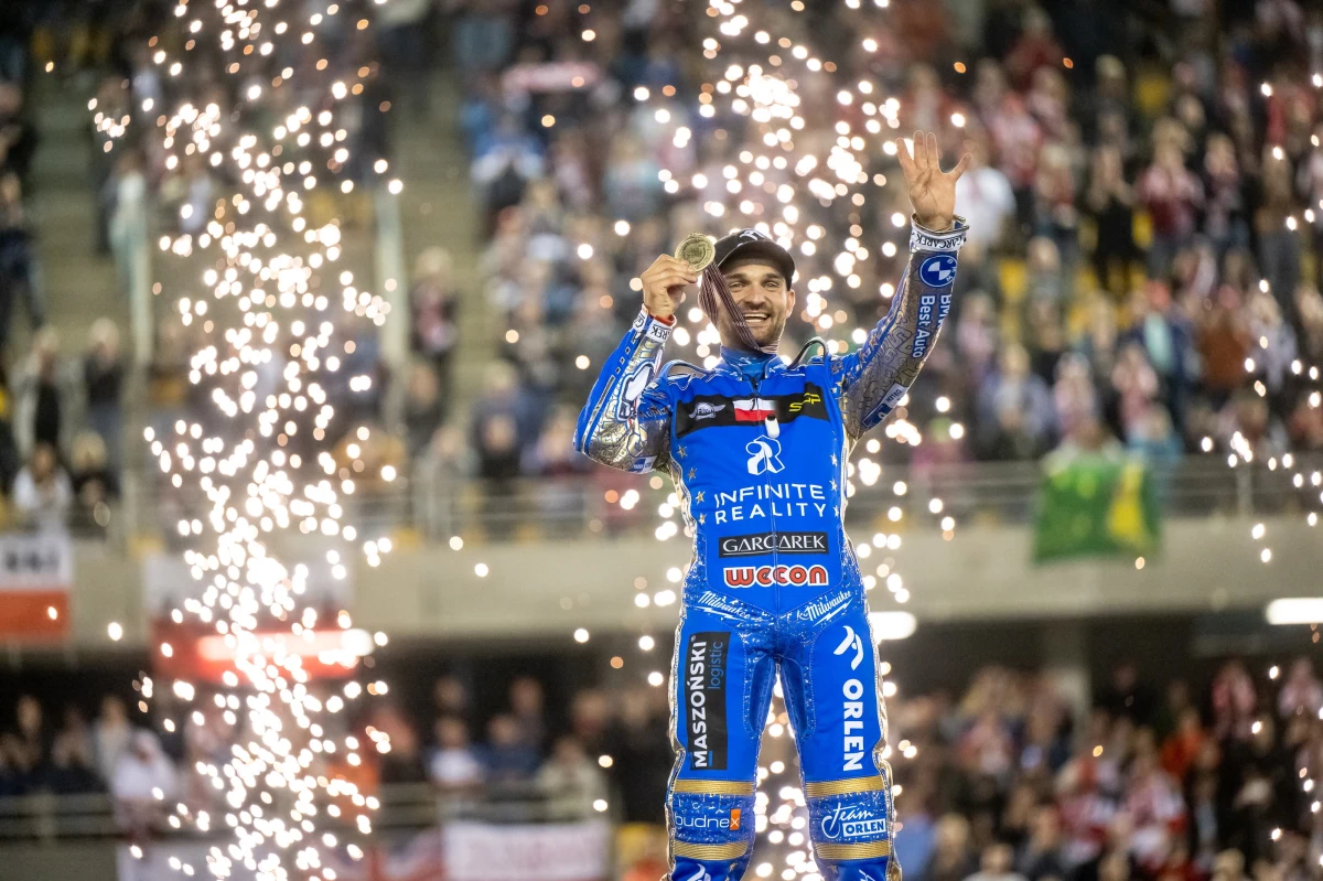 "Czułem, że w tych mistrzostwach świata to jest mój rok. Wszystko szło tak, jak sobie wymarzyliśmy" – mówi na antenie internetowego Radia RMF24 Bartosz Zmarzlik, który po raz czwarty został indywidualnym mistrzem świata w jeździe na żużlu. W rozmowie z Piotrem Salakiem opowiadał też o kulisach sobotnich zawodów w Toruniu. 
