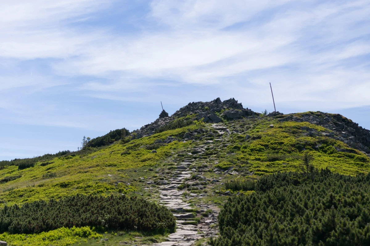 ​Od wtorku otwarta będzie po remoncie Akademicka Perć, szlak żółty od Górnego Płaju na Babią Górę - powiedział przewodnik z Babiogórskiego Parku Narodowego Maciej Mażul. To najtrudniejszy szlak w Beskidach. Jego remont trwał od końca sierpnia.