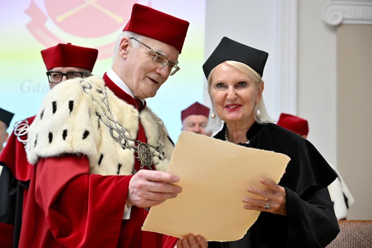 Uniwersytet Jana Kochanowskiego (UJK) w Kielcach zainaugurował w sobotę nowy rok akademicki. Na uczelni będzie się kształcić ok. 10 tys. studentów na 58 kierunkach. W trakcie uroczystego rozpoczęcia roku tytuł doktora honoris causa odebrała światowej sławy naukowiec prof. Maria Siemionow.
