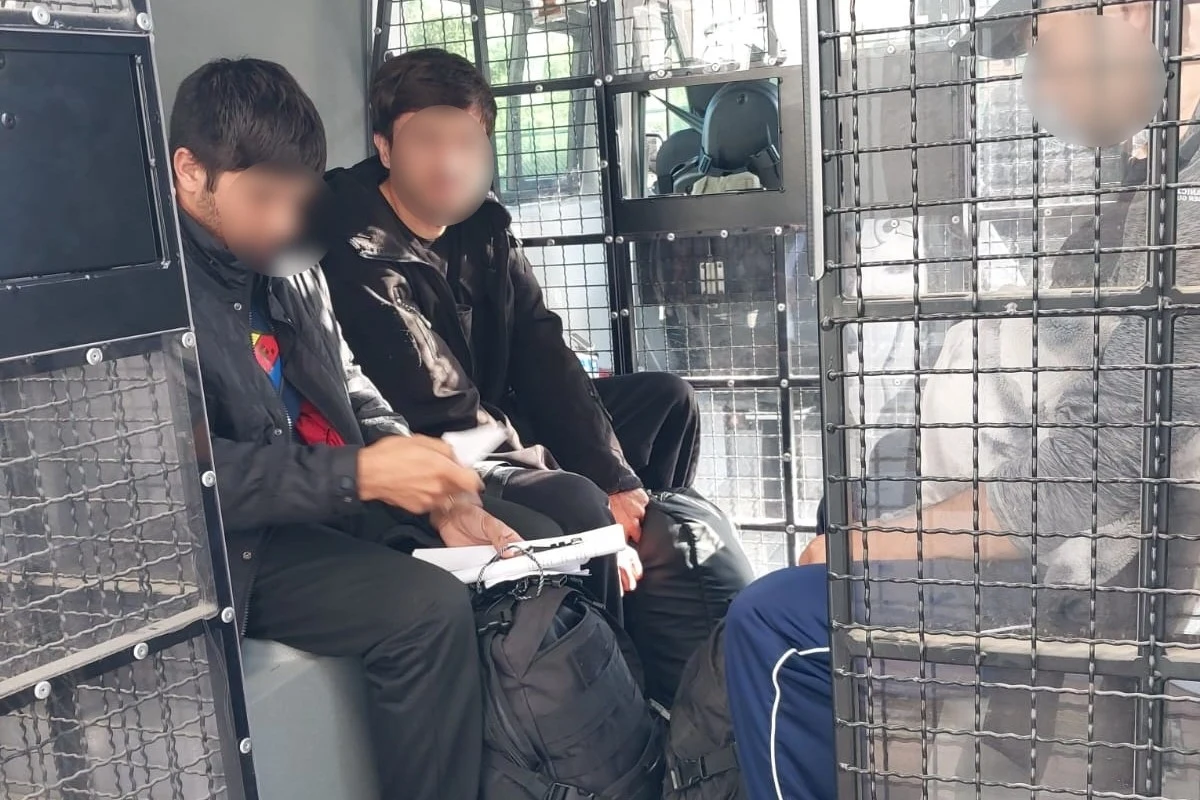 Sąd aresztował dwóch tzw. kurierów nielegalnych migrantów zatrzymanych przez SG i policję na granicy Polski z Litwą, czyli wewnętrznej granicy UE - poinformował w poniedziałek Podlaski Oddział Straży Granicznej. Ukrainiec i Łotysz przewozili w samochodach dziewięć osób.