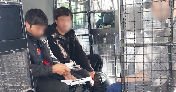 Sąd aresztował dwóch tzw. kurierów nielegalnych migrantów zatrzymanych przez SG i policję na granicy Polski z Litwą, czyli wewnętrznej granicy UE - poinformował w poniedziałek Podlaski Oddział Straży Granicznej. Ukrainiec i Łotysz przewozili w samochodach dziewięć osób.