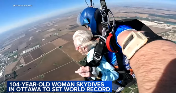 Dorothy Hoffner z Chicago została najstarszą osobą, która skoczyła ze spadochronem w tandemie z instruktorem. 104-letnia kobieta po próbie przekonywała kibicujący jej tłum, że "wiek to tylko liczba". 