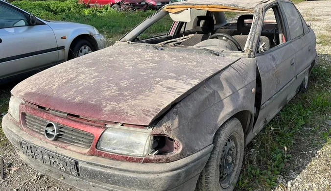 Stracił panowanie nad autem. Zaraz potem pijany kierowca wyleciał z auta