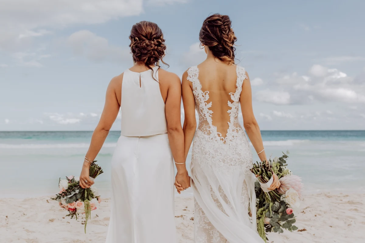 Papież Franciszek zasugerował otwarcie wobec kwestii udzielania błogosławieństwa parom tej samej płci. Jest warunek - że będzie to miało charakter ograniczony, każdy przypadek będzie osobno rozpatrywany i nie będzie mylony z udzieleniem ślubu. 