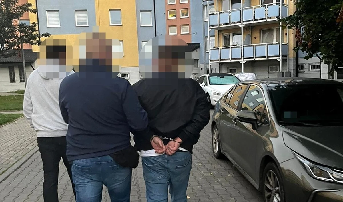 Poszukiwany był w całej Polsce, wydano za nim m.in. dwa listy gończe. Mężczyzna, chcąc zmylić stróżów prawa, wyjechał nad morze. Tam znaleźli go policjanci z Piaseczna. Natychmiast trafił do zakładu karnego, gdzie spędzi blisko 14 miesięcy.