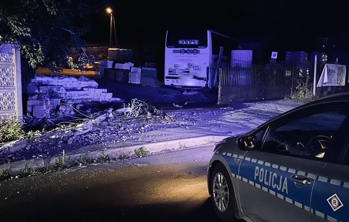 ​Na trzy miesiące do aresztu trafi 18-latek, który z posesji w Białej Rawskiej (Łódzkie) ukradł autobus za ponad 50 tys. zł, staranował nim bramę, uderzył w słup, zerwał linie energetyczne i wjechał w ogrodzenie. Mężczyźnie grozi do 5 lat więzienia.