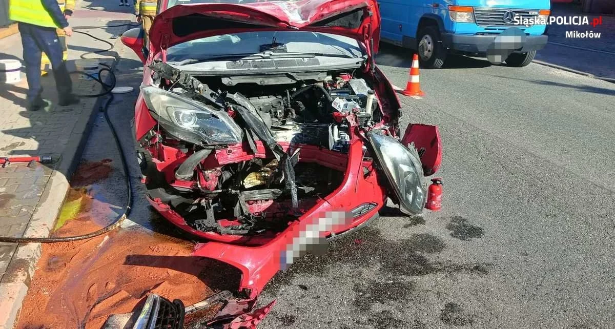 Zagapił się i nie zauważył skręcającego przed nim busa - tak tłumaczył się sprawca zdarzenia drogowego w Śląskiem. Okazało się, że był pijany. ​Policjanci mikołowskiej drogówki zostali wezwani na miejsce kolizji w centrum Łazisk Górnych. Choć zniszczenia jednego z samochodów były spore, to jednak szczęśliwie obyło się bez osób rannych. 