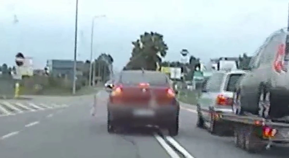 34 wykroczenia, 265 punktów karnych i utrata prawa jazdy - tak dla 56-latka z Warszawy skończyła się szaleńcza ucieczka przed policjantami na S7 w woj. warmińsko-mazurskim. Mężczyzna nie zatrzymał się do kontroli drogowej. Uciekając doprowadził do dwóch niegroźnych kolizji, a po zatrzymaniu nie potrafił wyjaśnić, dlaczego tak się zachował.    