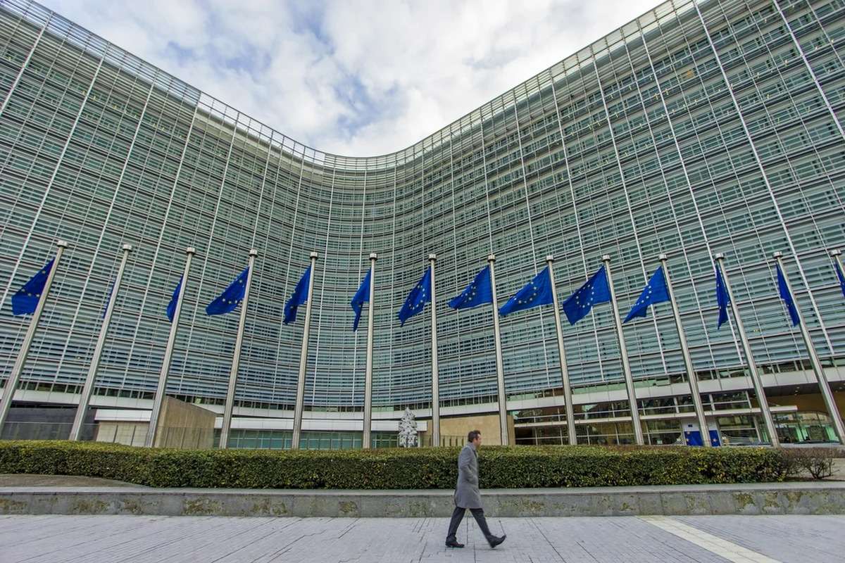 Komisja Europejska zamierza odblokować kwotę 13 mld euro z funduszy UE przeznaczoną dla Węgier, jest ona zamrożona ze względu na obawy dotyczące przestrzegania przez Budapeszt zasad praworządności - przekazał dziennik "Financial Times". Jak podał, mogłoby to zapewnić wsparcie Węgier dla zwiększenia budżetu UE, a to z kolei umożliwiłoby przekazanie przez Wspólnotę większej pomocy Ukrainie.