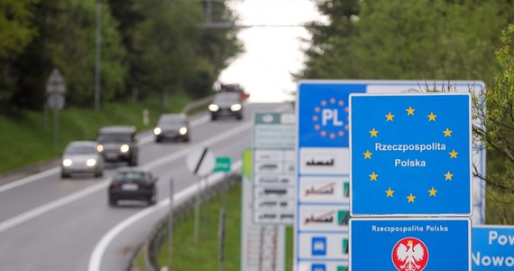 "Od północy wznawiamy tymczasową kontrolę graniczną na granicy ze Słowacją" - poinformował szef MSWiA Mariusz Kamiński. Granicę lądową będzie można przekraczać tylko w 11 przejściach drogowych lub kolejowych. Dla obywateli państw UE i ich rodzin dostępnych będzie też 11 miejsc dla pieszych.
