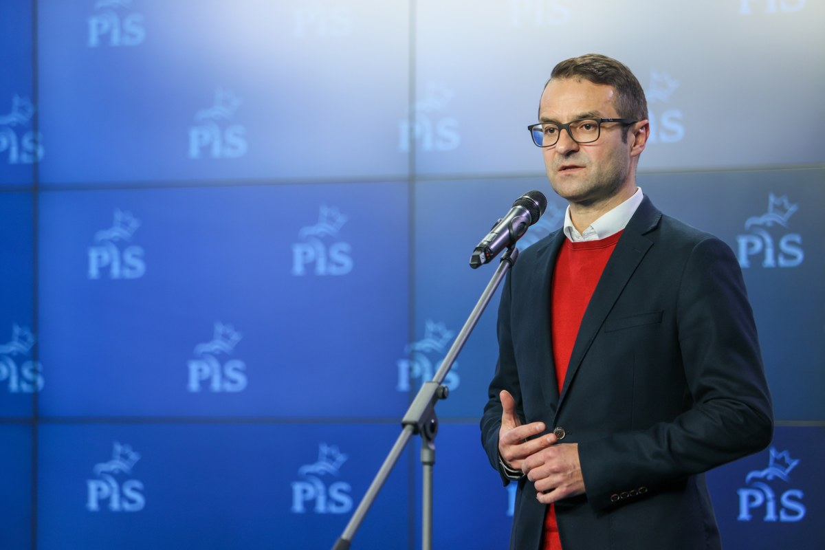 Ostra reakcja byłego szefa sztabu PiS Tomasza Poręby na dzisiejszą wypowiedź Adama Bielana w Rozmowie o 7:00 w RMF FM i Radiu RMF24. „To chyba nie najlepszy czas na twoje kłamliwe, puszczane brudnym tłustym paluchem spiny?” – tymi słowami Poręba zwrócił się na portalu X (dawny Twitter) do Bielana. 