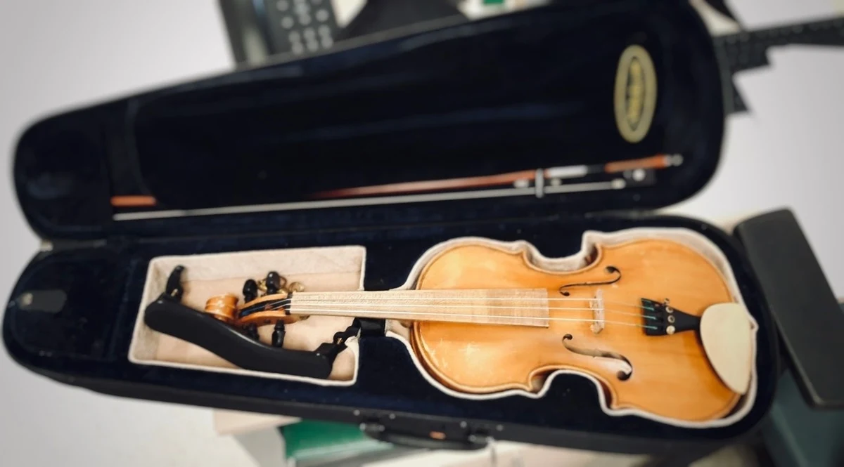 12-letni chłopiec odzyskał skrzypce pozostawione na przystanku w Przeźmierowie koło Poznania. Instrument zabrał 44-latek. Mężczyzna został rozpoznany przez dzielnicowego i zatrzymany przez policjantów.