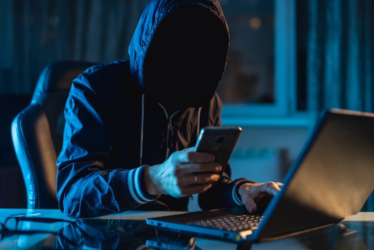 ​95 tys. zł kosztowała rozmowa 79-latka z mężczyzną, który przedstawił się za pracownika jednego z portali zajmujących się kryptowalutami. Senior, aby otrzymać obiecaną przez konsultanta nagrodę 7 tys. zł zgodził się zainstalować wskazaną przez niego aplikację. Niestety, brak czujności kosztował seniora duże pieniądze.