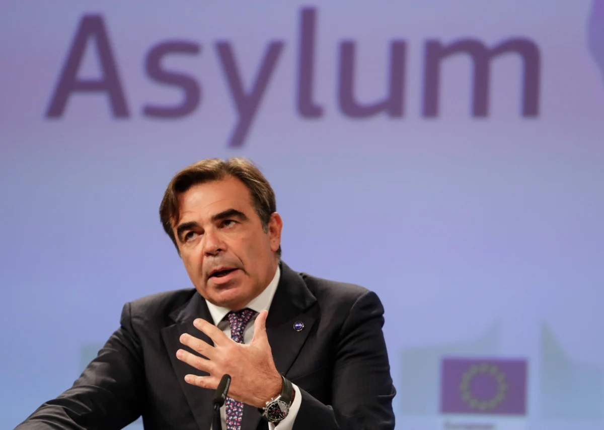 "Domniemane przypadki nadużyć i korupcji w polskim systemie wizowym są niezwykle alarmujące" - powiedział wiceszef Komisji Europejskiej Margaritas Schinas podczas debaty w PE dotyczącej polskiej afery wizowej. Schinas poinformował, że KE znajduje się w ścisłym kontakcie z władzami w Warszawie, a w Europie oczekuje się od Polski poważnego potraktowania sytuacji i dostarczenia satysfakcjonujących wyjaśnień.