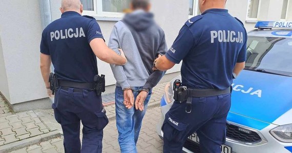Na dwa miesiące trafił do aresztu 41-letni mieszkaniec gminy Annopol, który od kilku lat miał znęcać się nad swoim synem. Według policjantów podejrzany m.in. biegał za nastolatkiem z młotkiem, a nocą groził mu pozbawieniem życia. Za zarzucane mu czyny grozi do 5 lat więzienia.

