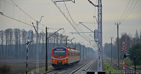 ​Oddala się groźba strajku kolei w Zachodniopomorskiem. Jak poinformował Urząd Marszałkowski, udało się dojść do porozumienia ze spółką PolRegio w sprawie wypłaty podwyżek dla pracowników. Zachodniopomorskie było ostatnim regionem, gdzie nie było zgody na wypłatę 800 złotych dla każdego z pracowników.