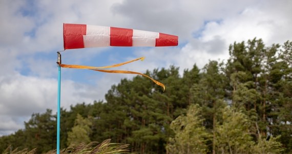 IMGW wydał ostrzeżenia dotyczące silnego wiatru. W nocy z wtorku na środę w górach będzie wiało w porywach nawet do 100 km/h, na zachodzie Polski i nad morzem do 90 km/h, a w centrum kraju - do 80 km/h.