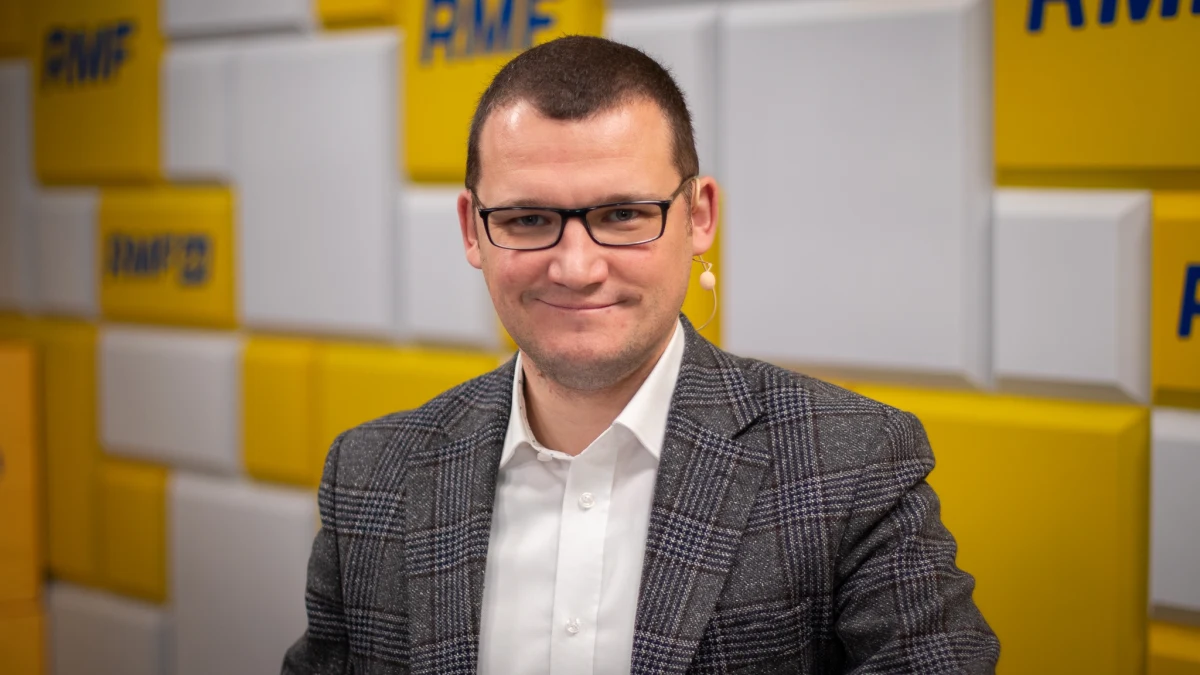 O północy Polska wprowadziła tymczasowe kontrole na granicy ze Słowacją. "Wiele wskazuje na to, że to zostanie przedłużone w zgodzie z obowiązującymi zasadami kodeksu Schengen" - mówił w Rozmowie o 7:00 w RMF FM i Radiu RMF24 wiceminister spraw wewnętrznych i administracji Paweł Szefernaker.