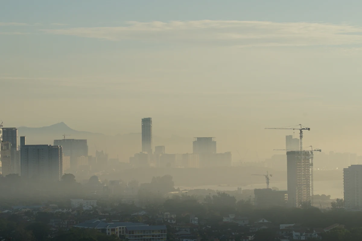 Atmosfera nad Malezją jest tak zanieczyszczona, że rząd zapowiedział w poniedziałek zasiewanie chmur, polegające na rozpraszaniu z samolotów takich substancji jak cząsteczki soli czy suchego lodu. Władze mają nadzieję, że opady poprawią jakość powietrza - poinformowała agencja Reutera.
