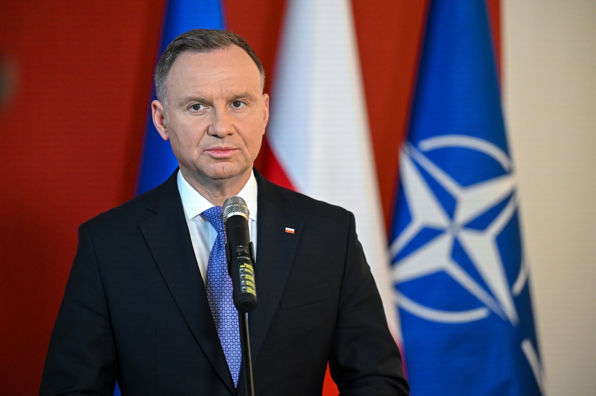 Amerykańska pomoc dla Ukrainy stanęła pod znakiem zapytania w związku z podpisaniem przez Joe Bidena ustawy wprowadzającej budżet tymczasowy. Prezydent USA zwołał sojuszników na zdalne spotkanie. Przywódcy krajów NATO muszą szukać wspólnego rozwiązania, bo przerwa w finansowaniu dostaw dla Kijowa może mieć katastrofalne skutki. Andrzej Duda brał udział w wideokonferencji, po której przekazał, że Stany Zjednoczone będą w stanie dostarczyć Ukraińcom dalsze finansowanie.