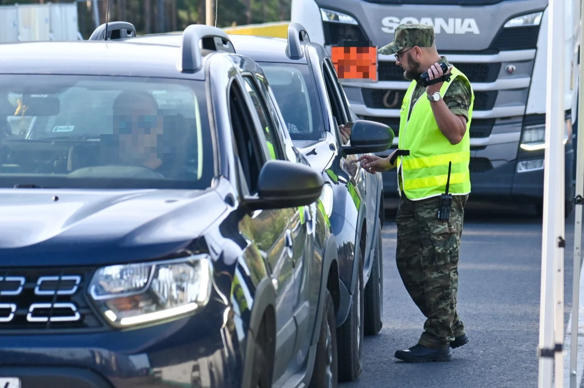 Na Żywiecczyźnie w weekend funkcjonariusze straży granicznej zatrzymali ponad stu cudzoziemców, którzy próbowali nielegalnie przejechać ze Słowacji przez terytorium Polski. Takie informacje podał rzecznik śląskiego oddziału straży granicznej ppor. Szymon Mościcki.