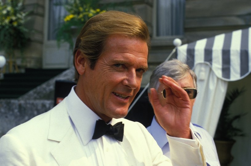 Sir Roger Moore przeszedł do historii kina, jako jeden z najbardziej cenionych odtwórców roli Jamesa Bonda. Nic dziwnego, w końcu w tę właśnie postać wcielił się aż siedmiokrotnie - więcej niż jakikolwiek inny aktor. Aby upamiętnić 50. rocznicę jego debiutu w roli Agenta 007, dom aukcyjny Bonhams London zorganizował aukcję pamiątek należących do aktora. 4 października kolekcjonerzy będą mogli wzbogacić swoje zbiory m.in. o unikatowe przedmioty związane z bondowską serią, ale także osobiste przedmioty gwiazdora. Zgodnie z życzeniem dzieci Moore'a, część zysków z aukcji zostanie przekazana na fundusz UNICEF.