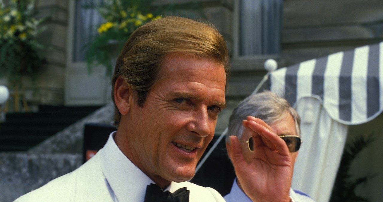 Sir Roger Moore przeszedł do historii kina, jako jeden z najbardziej cenionych odtwórców roli Jamesa Bonda. Nic dziwnego, w końcu w tę właśnie postać wcielił się aż siedmiokrotnie - więcej niż jakikolwiek inny aktor. Aby upamiętnić 50. rocznicę jego debiutu w roli Agenta 007, dom aukcyjny Bonhams London zorganizował aukcję pamiątek należących do aktora. 4 października kolekcjonerzy będą mogli wzbogacić swoje zbiory m.in. o unikatowe przedmioty związane z bondowską serią, ale także osobiste przedmioty gwiazdora. Zgodnie z życzeniem dzieci Moore'a, część zysków z aukcji zostanie przekazana na fundusz UNICEF.