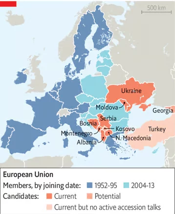 Kraje członkowskie UE. Kolorem ciemnoniebieskim zaznaczono państwa, które przystąpiły do organizacji w latach 1952-95. Jasnoniebieskim - członków w latach 2004-2013. Ciemnopomarańczowym - kraje mające status kandydata. Beżowym - Turcję, która ma status kraju kandydującego, lecz nie prowadzi rozmów akcesyjnych