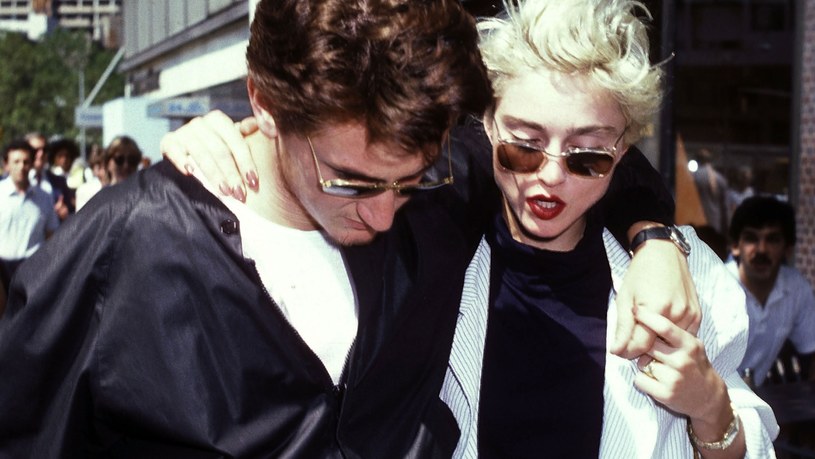 Za niespełna dwa tygodnie 63-ltnia Madonna pojawi się na scenie londyńskiej O2 Arena, aby zainaugurować swoją trasę koncertową "Celebration Tour". Zanim jednak jej wierni fani wybiorą się na koncert, do ich rąk 10 października trafi biografia artystki, "Madonna: A Rebel Life". Autorka, Mary Gabriel, szczegółowo opisuje życie scenicznej skandalistki. Analizie poddała nie tylko oszałamiającą karierę Madonny, ale również jej bujne życie towarzyskie. Jednym z poruszonych przez nią wątków jest chociażby nieudane małżeństwo piosenkarki z Seanem Pennem, który według biografki, liczył na to, że Madonna zaakceptuje patriarchalny podział ról.