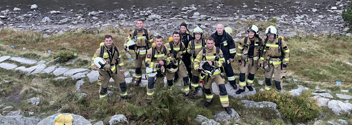 Opolscy strażacy dokonali dzisiaj nie lada wyczynu. Grupa dziesięciu druhów w pełnym strażackim rynsztunku weszła na najwyższy szczyt Tatr - Rysy. Wszystko to w szczytnym celu - chodzi bowiem o zebranie środków na rehabilitację syna kolegi z pracy.