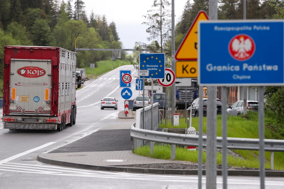 Od północy obowiązują kontrole na granicy polsko-słowackiej. Do Polski można dostać się od naszego południowego sąsiada tylko przez wyznaczone przejścia graniczne. Decyzja władz jest uzasadniana potrzebą ograniczenia przemytu migrantów tzw. szlakiem bałkańskim. Przez najbliższych 10 dni utrudnienia dotkną jednak także osób korzystających z małego ruchu granicznego czy przekraczających dotychczas granicę na tatrzańskich szlakach turystycznych.