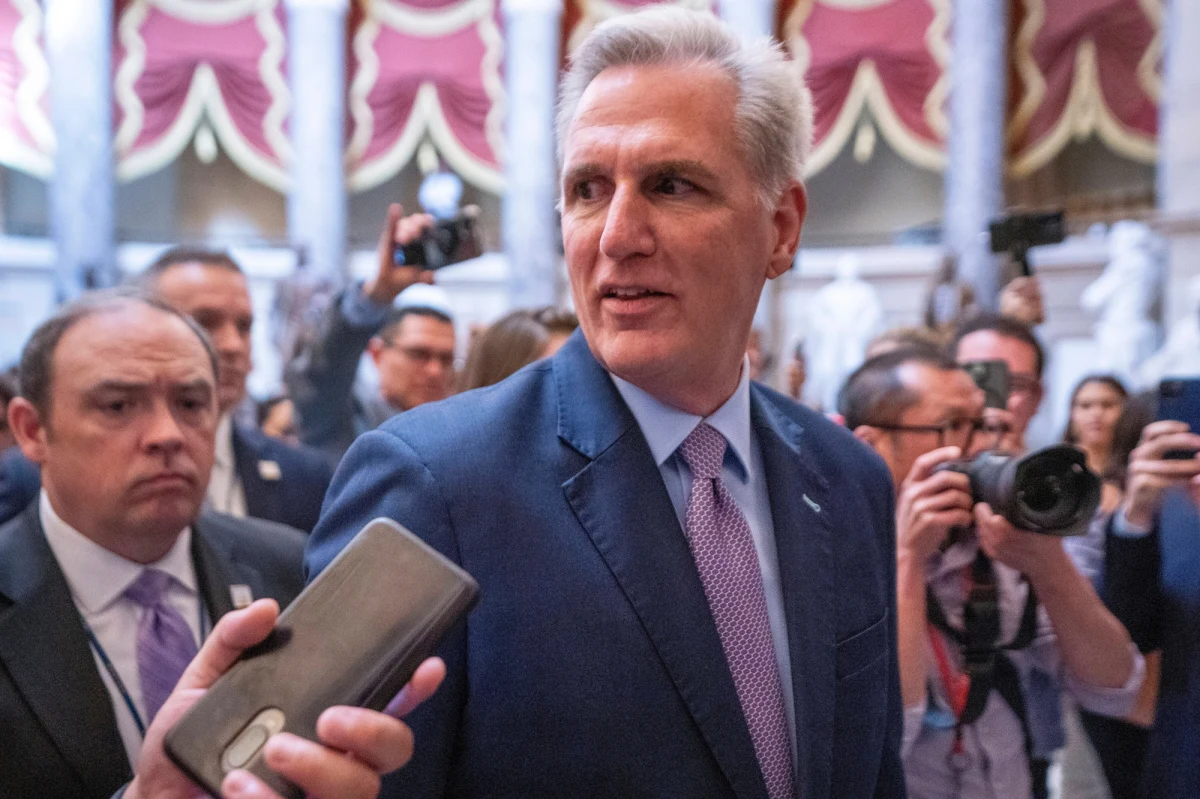 Izba Reprezentantów zagłosowała we wtorek za pozbawieniem funkcji spikera Izby Kevina McCarthy'ego, doprowadzając do wakatu na tym stanowisku. Jest to pierwszy taki przypadek w historii USA.