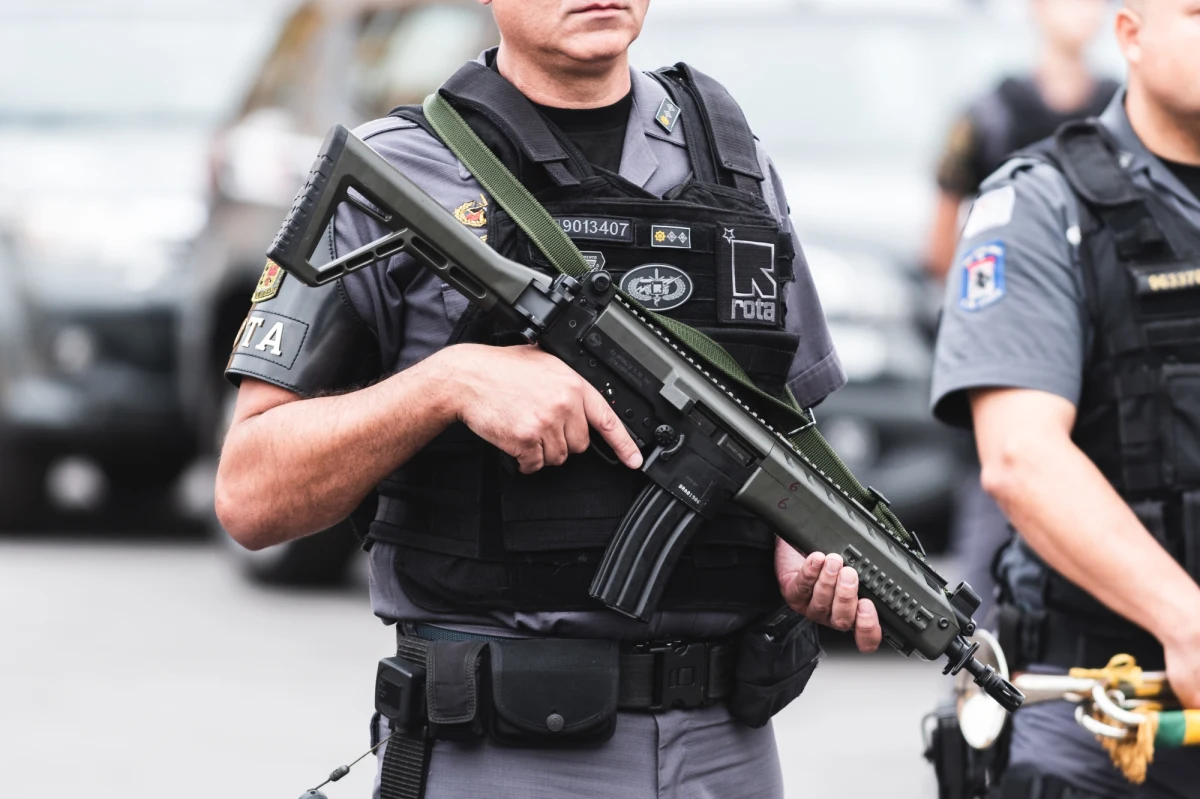 ​Brazylijskie media ogłosiły we wtorek rządowy plan walki z przestępczością zorganizowaną, której śmiertelne ofiary, jak piszą dzienniki tego kraju, są co roku "liczniejsze, niż w niektórych wojnach". W ubiegłym roku zginęło w Brazylii od kul handlarzy narkotyków i "żołnierzy" innych gangów ponad 47 tys. osób.