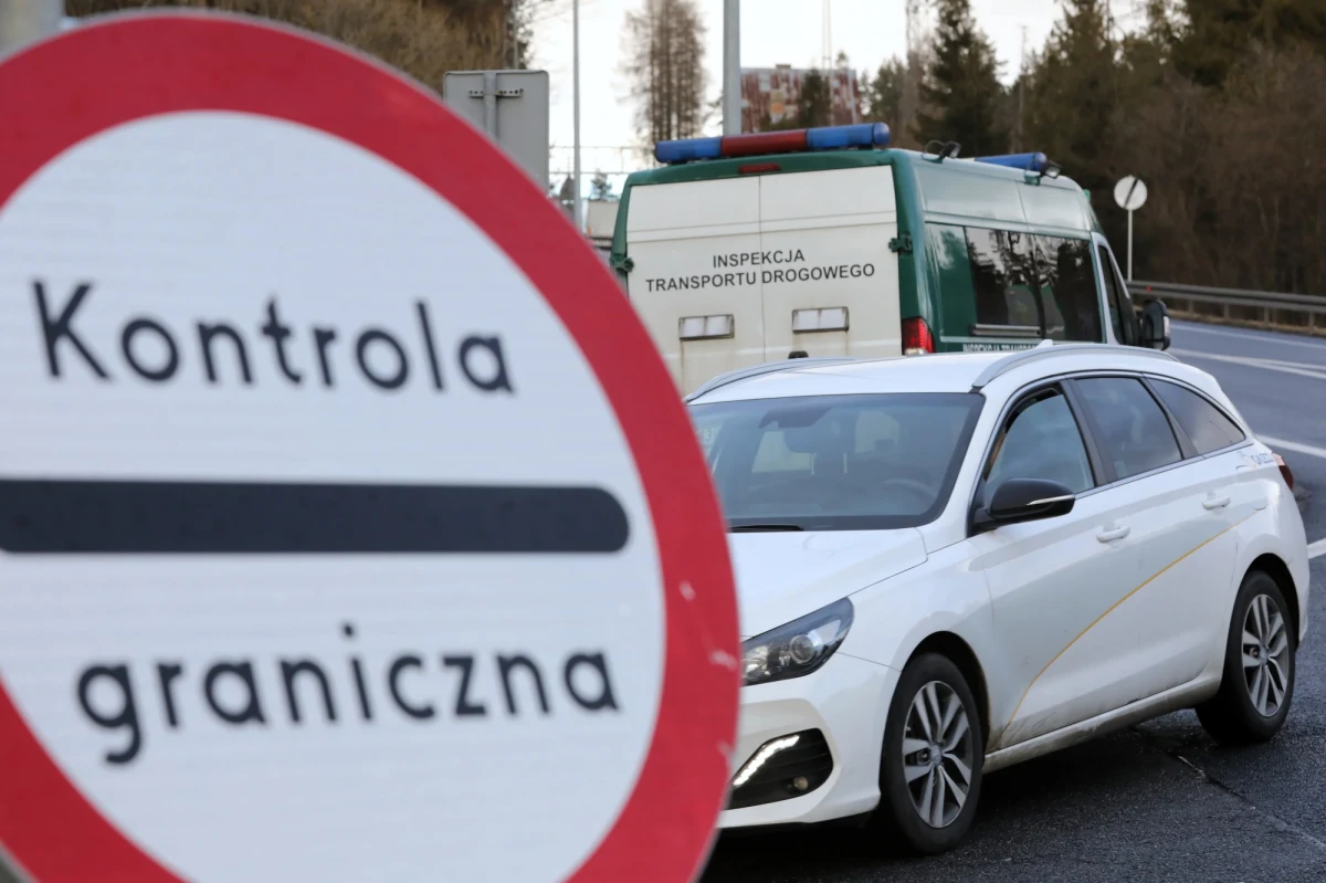 Ponad 72 proc. badanych popiera wzmocnienie kontroli na granicach przez państwa Unii Europejskiej - w tym Polskę - w związku z kryzysem migracyjnym - wynika z sondażu IBRiS dla RMF FM i "Rzeczpospolitej". Grupą wiekową, która wyraża największe poparcie dla tych działań (84 proc. wskazań pozytywnych), są osoby w wieku 30-39 lat. 