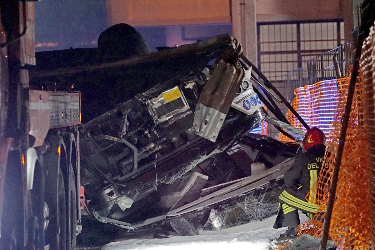 Służby ratunkowe usunęły wrak spalonego autokaru, który w miejscowości Mestre spadł we wtorek z wiaduktu i stanął w płomieniach. Zginęło co najmniej 21 osób, kolejne 15 zostało rannych. To głównie cudzoziemcy, wracający z wycieczki do Wenecji. 