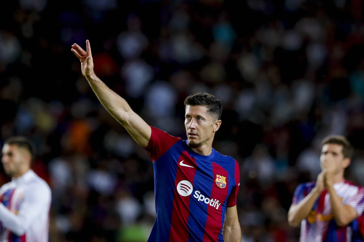 Robert Lewandowski będzie miał szansę na zdobycie kolejnych goli w europejskich pucharach - dziś jego Barcelona zagra na wyjeździe z Porto. Polscy kibice będą patrzeć także na boisko w Dortmundzie, gdzie Borussia grać będzie z Milanem, a sędzią tego spotkania będzie Szymon Marciniak.