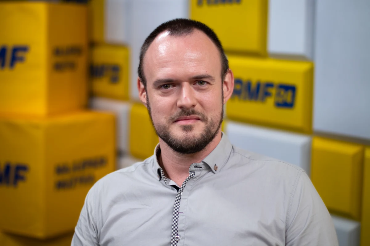 „W tej kampanii urzekły mnie dwie partie. Z jednej strony była to Konfederacja, a z drugiej Lewica. Ja doceniam przede wszystkim sprawność marketingową, nie chodzi mi w tej chwili o merytorykę. W Konfederacji podobało mi się to, jak pięknie potrafiła ukryć swoje brunatne wnętrze. Pięknie pokazała tę błękitną, liberalną powierzchnię. I dlatego też doceniam Lewicę, która poświęciła znaczną część swojej kampanii na wyciąganie na wierzch tej brunatności i zrobiła to skutecznie, bo Konfederacji spadło poparcie” – mówił w Porannej rozmowie w RMF FM dr hab. Wojciech Rafałowski, socjolog i autor książki „Kampanie parlamentarne w Polsce”.