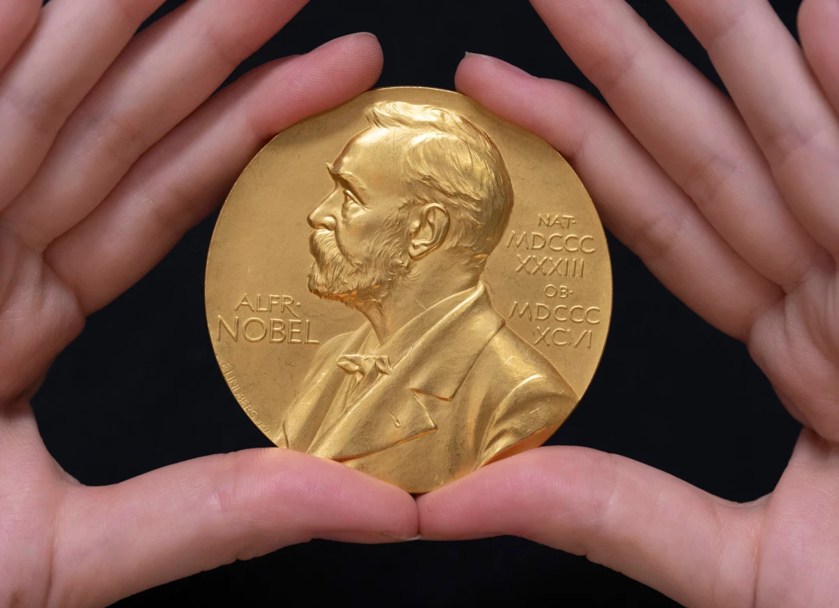 Królewska Szwedzka Akademia Nauk, której eksperci zasiadają w komitecie noblowskim, rozesłała rano nazwiska laureatów Nagrody Nobla z chemii przed ogłoszeniem werdyktu. Według przedstawiciela komitetu "to pomyłka", a decyzja formalnie nie została jeszcze podjęta.