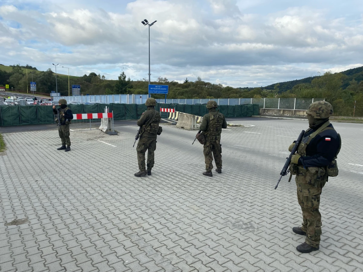 Mieszkańscy małopolskiego Leluchowa w powiecie nowosądeckim protestowali nocą przeciwko zamknięciu tamtejszego drogowego przejścia granicznego ze Słowacją.