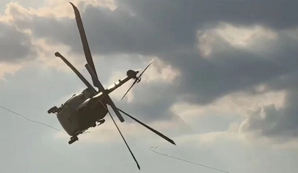 Prokuratura apeluje do uczestników pikniku wojskowego w Sarnowej Górze o zgłaszanie się na przesłuchanie. Jak dowiedział się reporter RMF FM, śledczy chcą przesłuchać jak największą liczbę świadków niebezpiecznego incydentu z policyjnym śmigłowcem Black Hawk, który podczas lotu na niskim pułapie uszkodził sieć energetyczną.